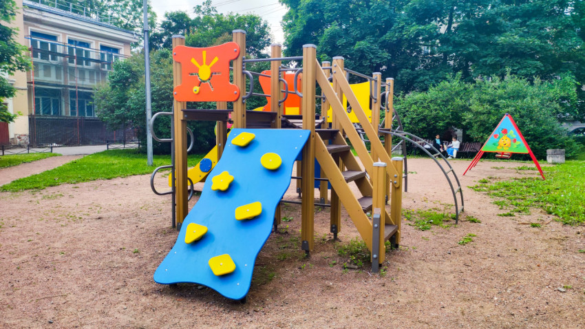 Игровой комплекс со скалодромом и лестницей на детской площадке