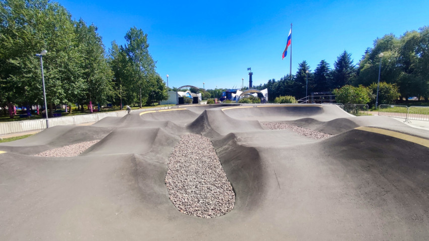 Центральная часть памп-трека с «волнами» и гравийными островками на открытой площадке