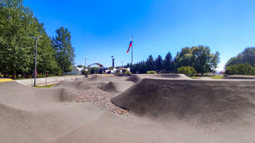 Памп-трек с серией поворотов и насыпью гравия под открытым небом