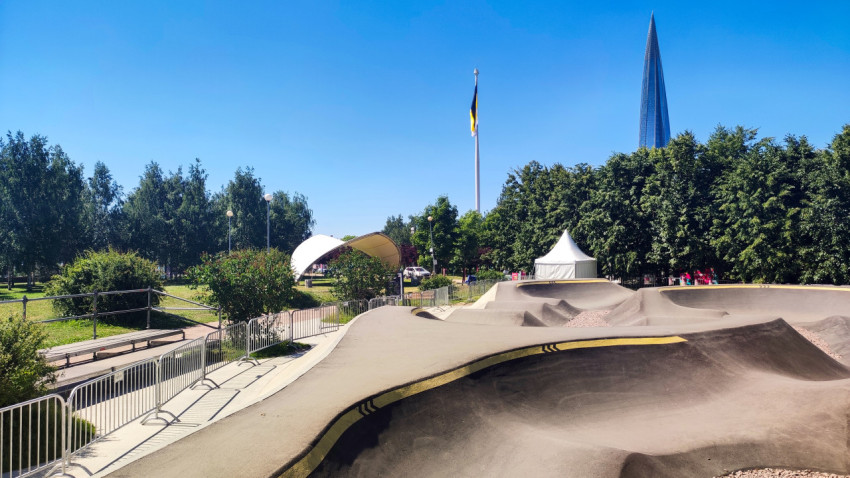 Виражи памп-трека с ограждениями, сценическим навесом и видом на Лахта Центр