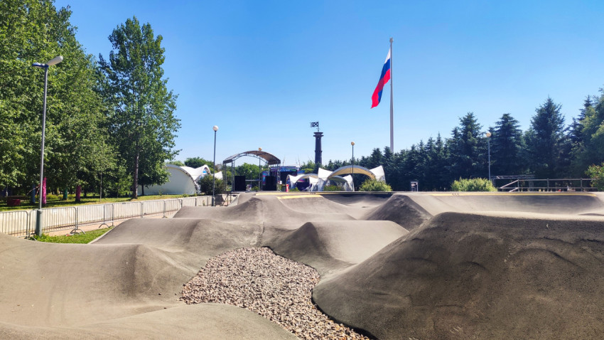 Памп-трек на фоне сцены и тентовых павильонов с мачтой государственного флага