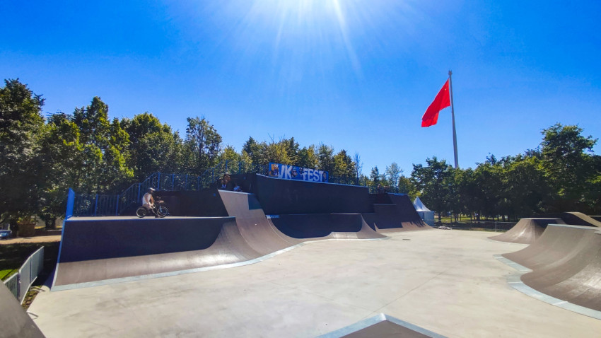 Скейтпарк VK Fest с рампами и райдером на BMX рядом с флагом СССР