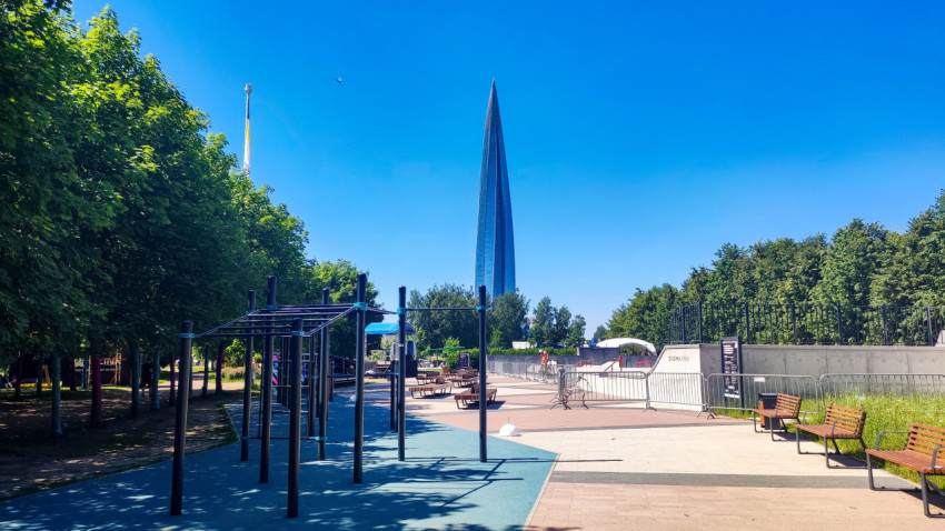Воркаут-зона и скейтпарк на фоне небоскрёба «Лахта Центр» в Санкт-Петербурге
