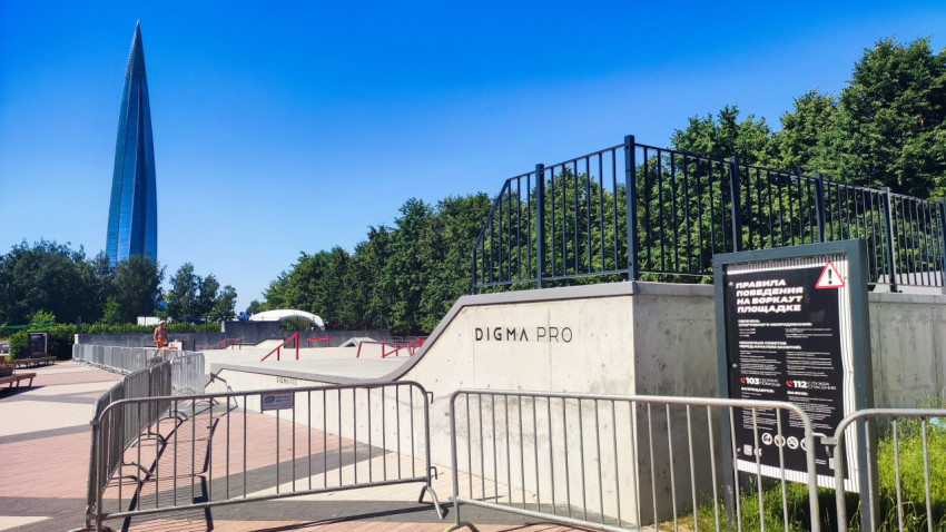 Бетонный скейтпарк DIGMA PRO с информационным щитом и видом на «Лахта Центр»