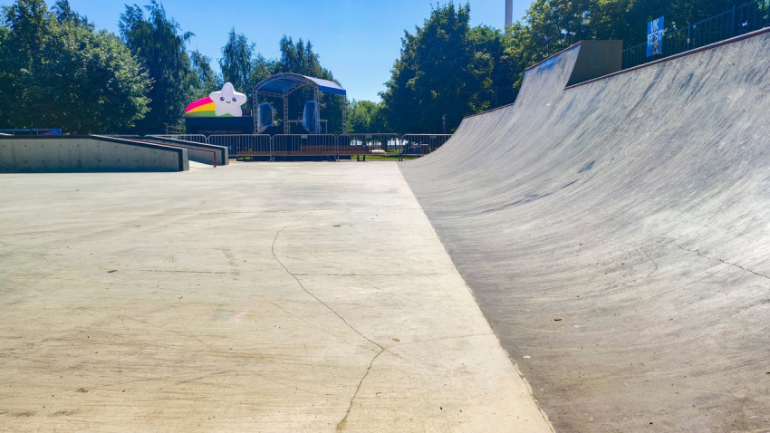 Рампа скейтпарка на фоне сцены и надувной фигуры звезды у ограждений