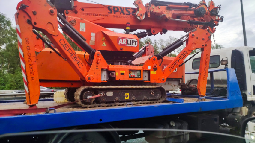 Подъёмник ARLIFT с выносными опорами на транспортной платформе