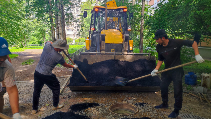 Ремонт покрытия вокруг открытого колодца с выгрузкой асфальта из ковша