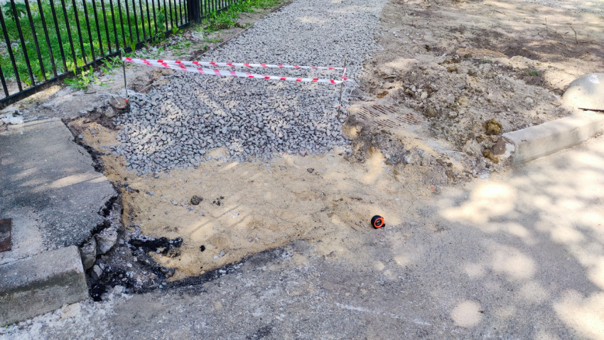 Отсыпка щебнем и песком под ремонт участка асфальта у бордюра