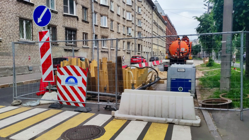 Коммунальные работы на проезжей части с ограждением, раскопкой и вакуумной машиной Водоканала