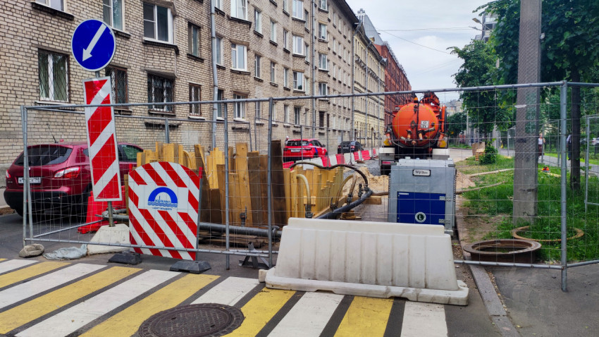 Огражденные работы «Водоканал Санкт-Петербурга» с вакуумной машиной и временными барьерами у пешеходного перехода