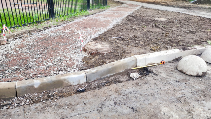 Благоустройство дорожки с щебеночной подсыпкой, бордюром, люком и измерительной рулеткой