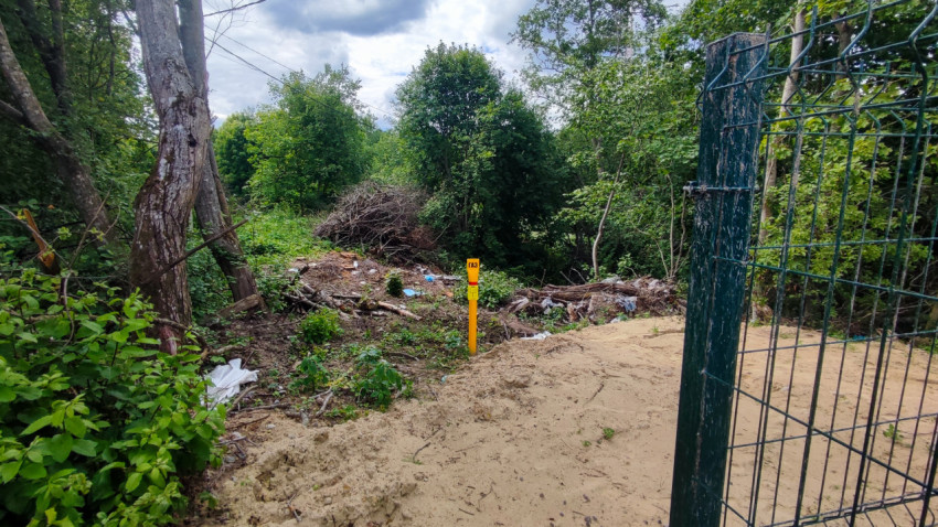 Маркер «Газ» у песчаной насыпи на границе лесного участка