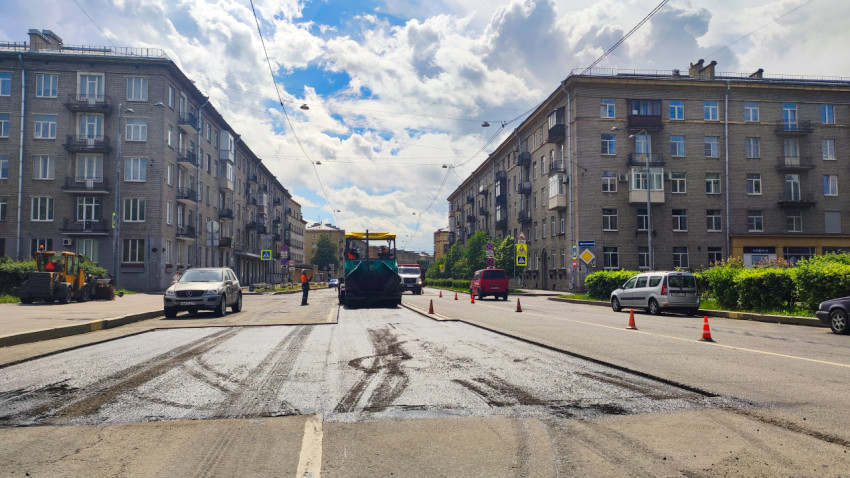 Ремонт проезжей части с асфальтоукладчиком на городской улице