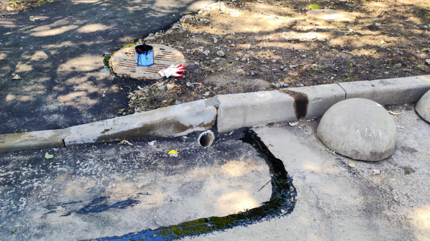 Бордюр с дренажной трубой и люком во время работ по благоустройству