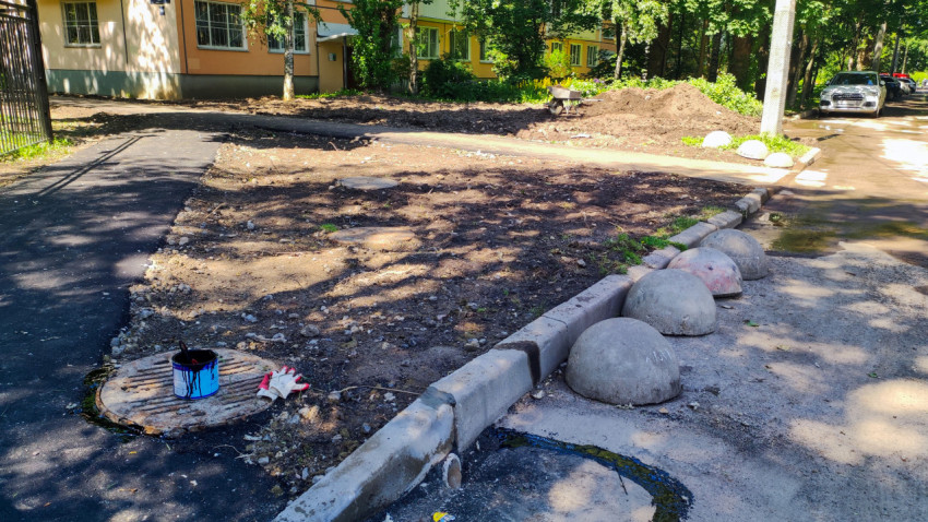 Дворовой ремонт: асфальт, бордюр, люк и земляные работы у жилого дома