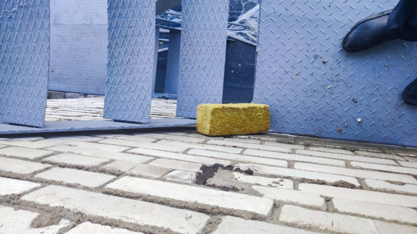 Металлическая лестница и рифлёные листы рядом с обрезком минеральной ваты