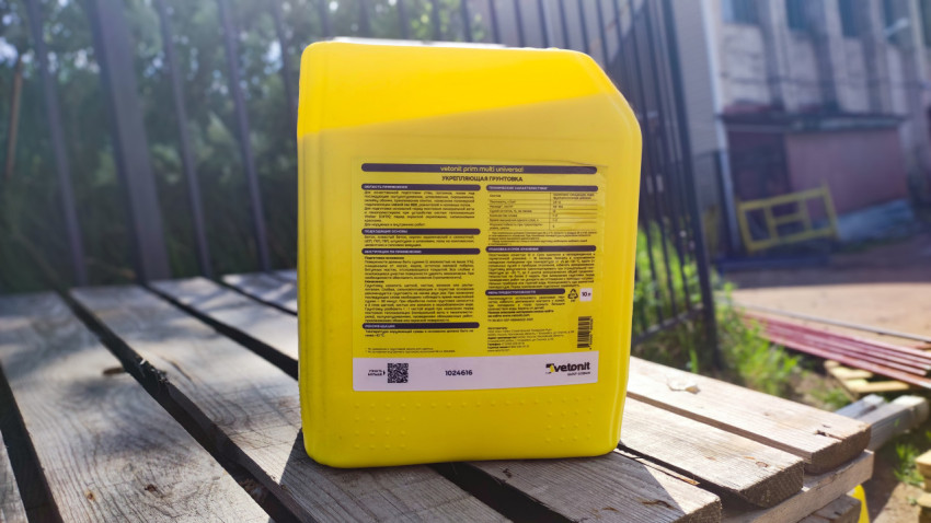 Канистра грунтовки Vetonit prim multi universal на деревянном поддоне