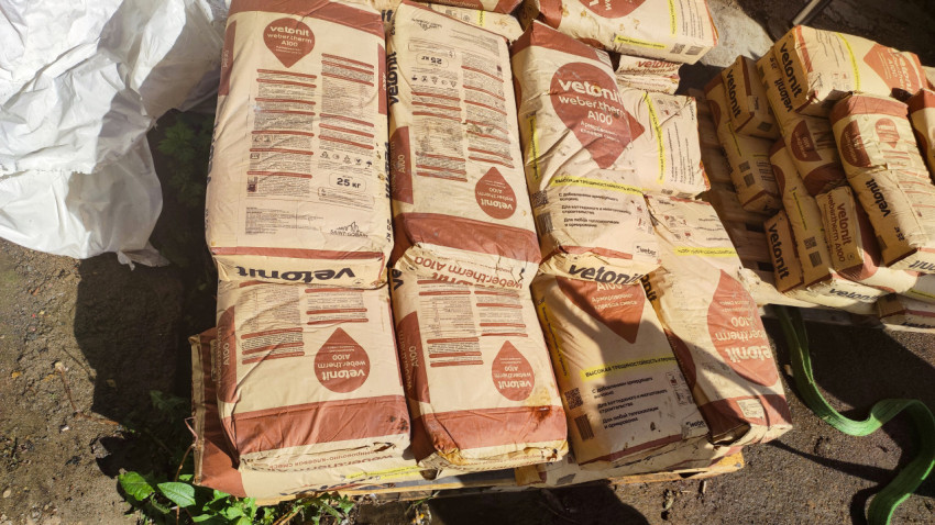 Паллеты с мешками Vetonit weber.therm A100 на асфальте