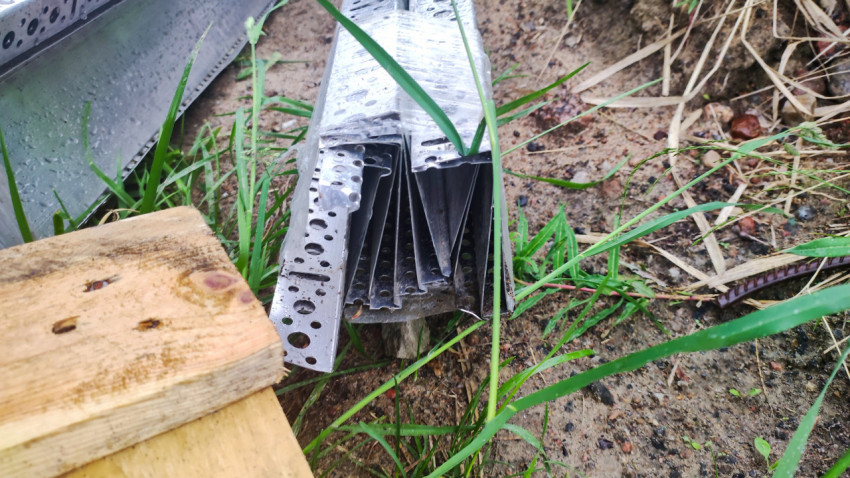 Перфорированные металлические профили на песке и траве