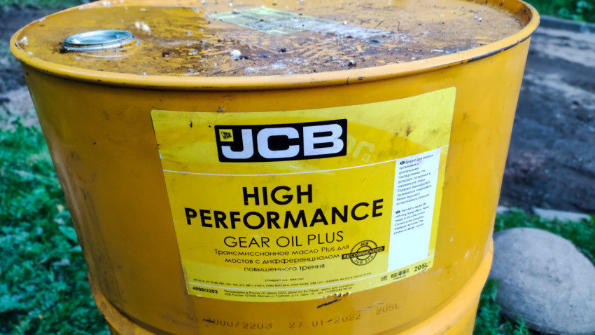 Этикетка JCB High Performance Gear Oil Plus на жёлтой металлической бочке