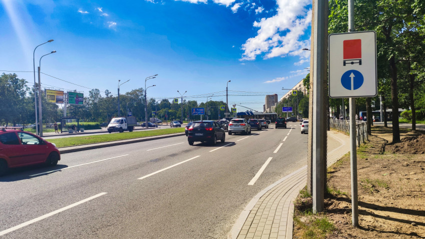 Городская магистраль с автомобильным трафиком и дорожными знаками