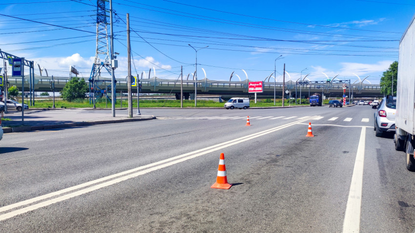 Дорожные конусы на широкой магистрали у развязки и шумозащитных экранов