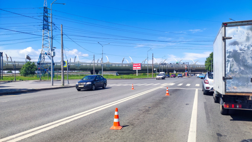 Автомобили на многополосной дороге с дорожными конусами у транспортной развязки