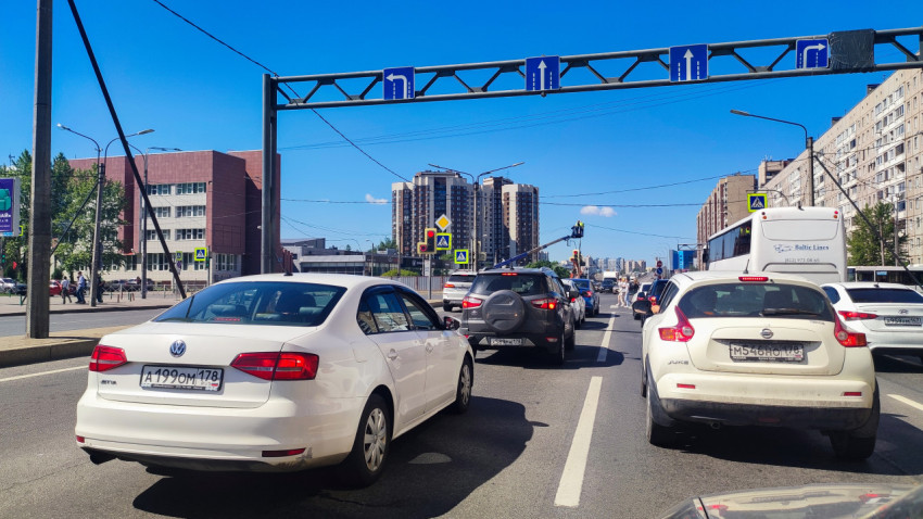 Городская магистраль с плотным потоком автомобилей и контактными проводами над проезжей частью