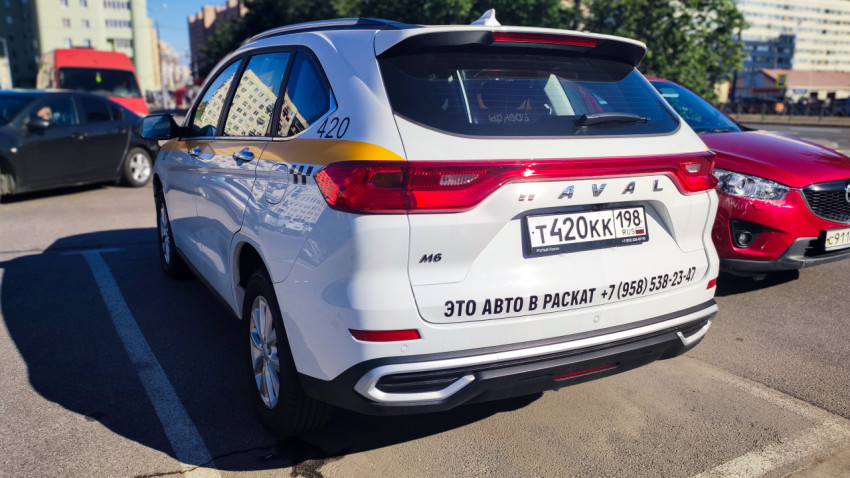 Кроссовер Haval M6 с рекламной надписью «это авто в раскат» на парковке