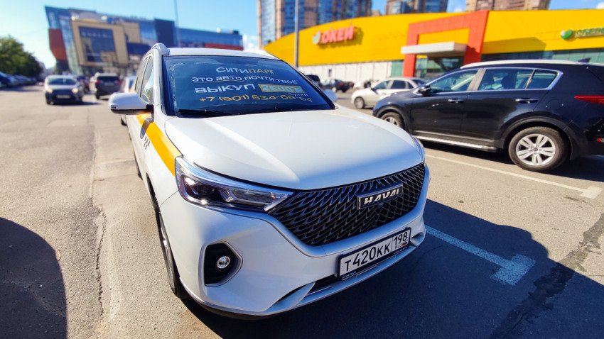 Автомобиль Haval с наклейкой автосалона «Ситипарк» на парковке у гипермаркета «О’КЕЙ»