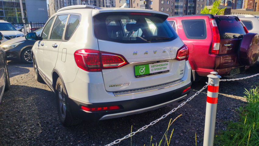 Задняя часть Haval H6 на стоянке с табличкой «Автомобили с пробегом»