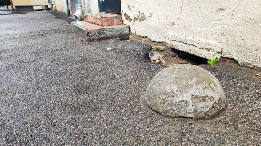 Бетонная полусфера-ограничитель у входной ступени рядом с разрушенным цоколем