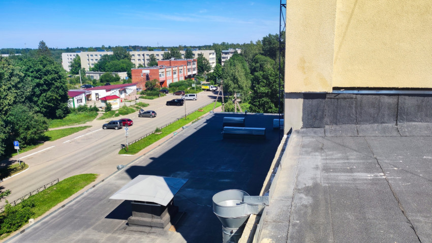 Вид с крыши на перекрёсток и кровельную площадку с вентиляционным выходом и воронкой водостока