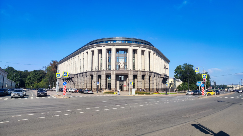 Здание Арбитражного суда Санкт-Петербурга и Ленинградской области с колоннами и скульптурой у входа