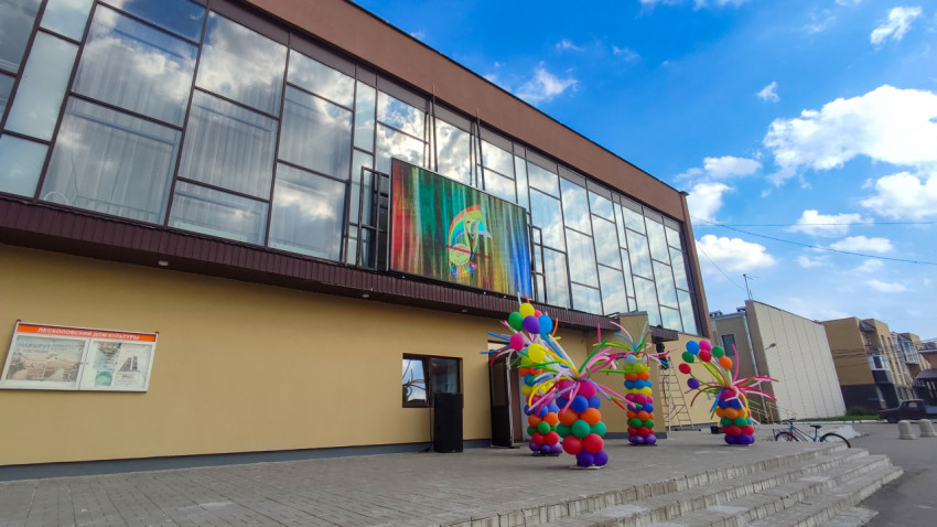 Вход в «Лесколовский дом культуры» со стеклянным фасадом и шарами