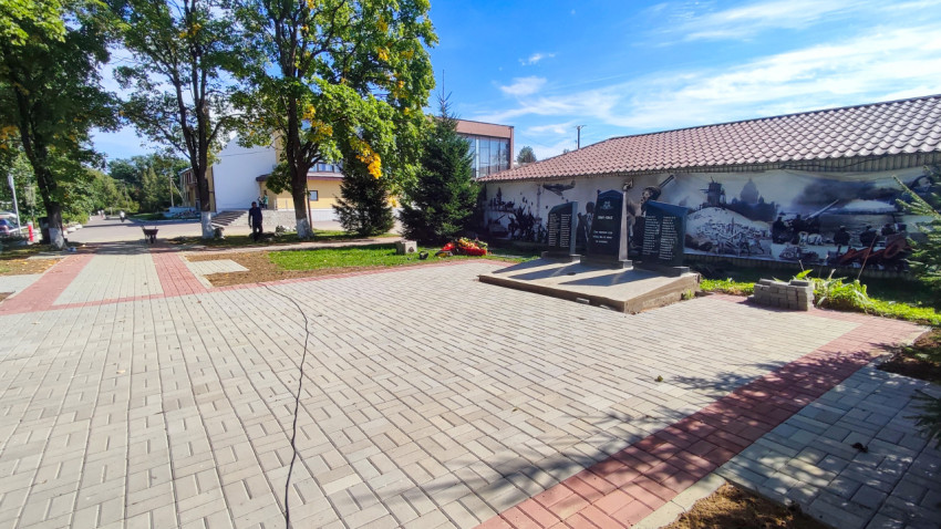 Мемориальные стелы с датой 1941–1945 и настенная роспись на военную тему на городской площади