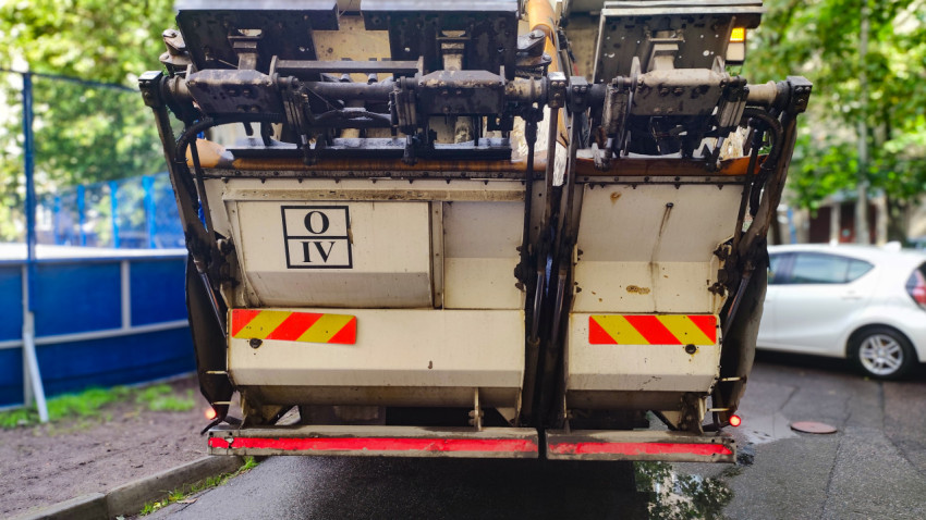 Задняя часть мусоровоза с подъёмным механизмом