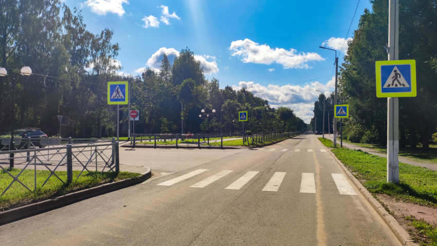 Пешеходный переход со знаком «Въезд запрещён» и дорожными знаками на городской улице