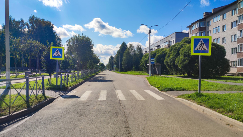 Пешеходный переход с разметкой «зебра» и дорожными знаками на городской улице