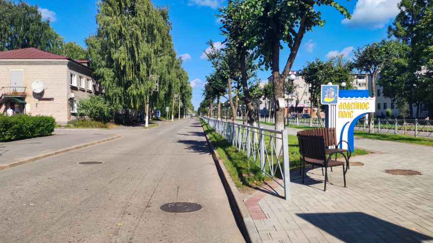 Уличная стела «Лодейное Поле» у тротуара и проезжей части