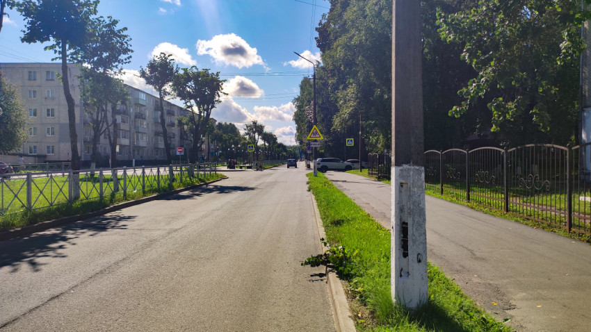 Улица с предупреждающим знаком «Дети», табличкой «100 м» и пешеходными знаками