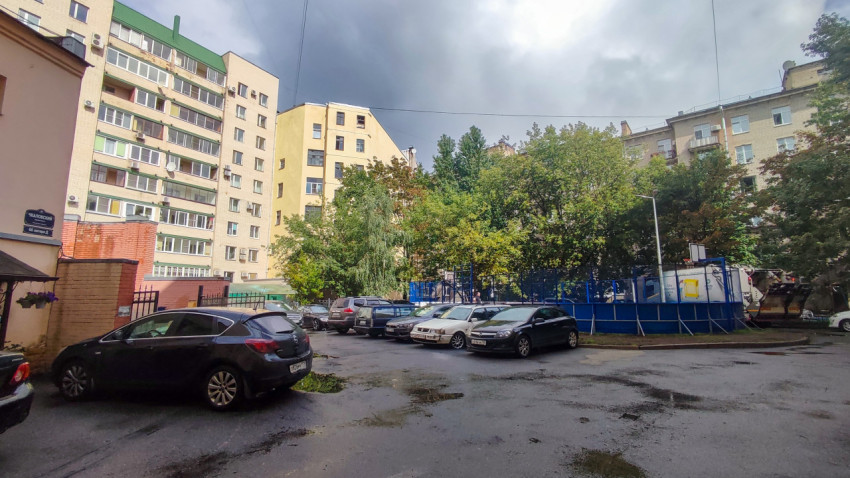 Дворовая парковка у многоэтажных домов после дождя