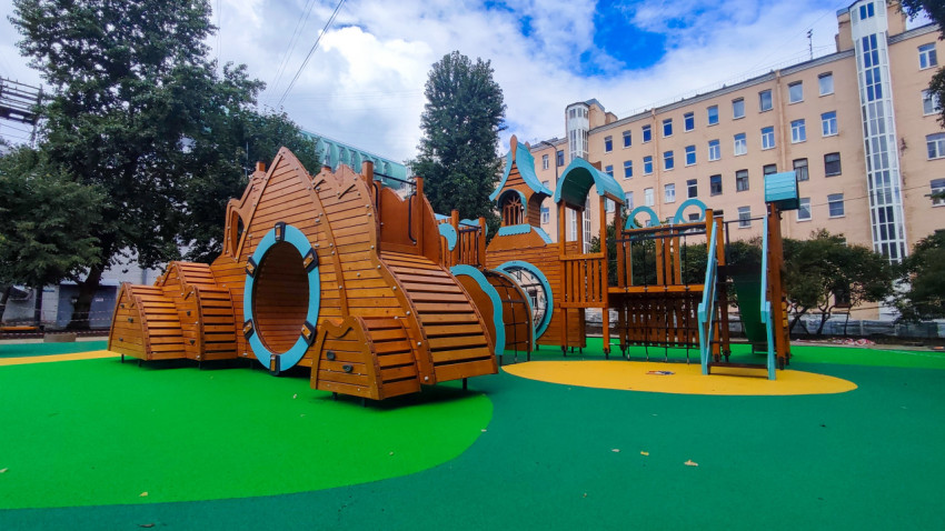 Детский игровой городок из дерева с тоннелями и башнями на резиновом покрытии
