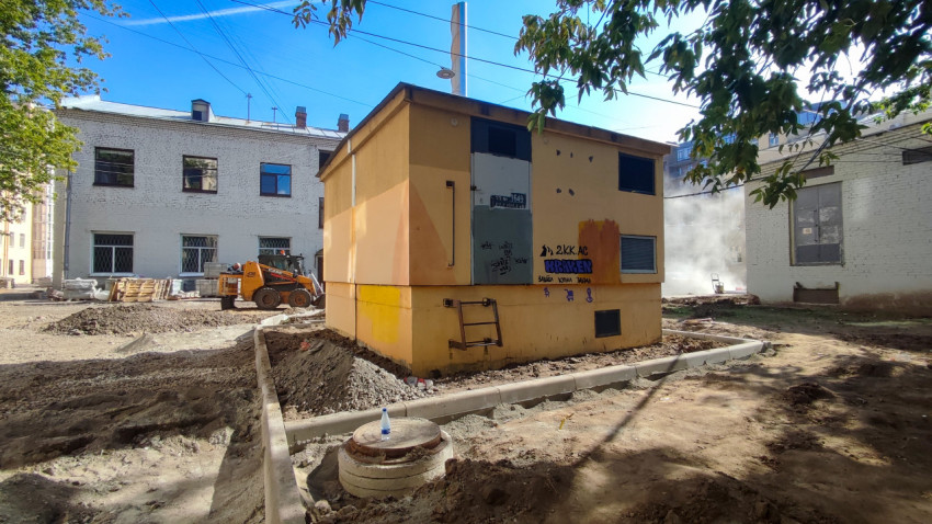 Трансформаторная подстанция на фоне ремонта двора и техники