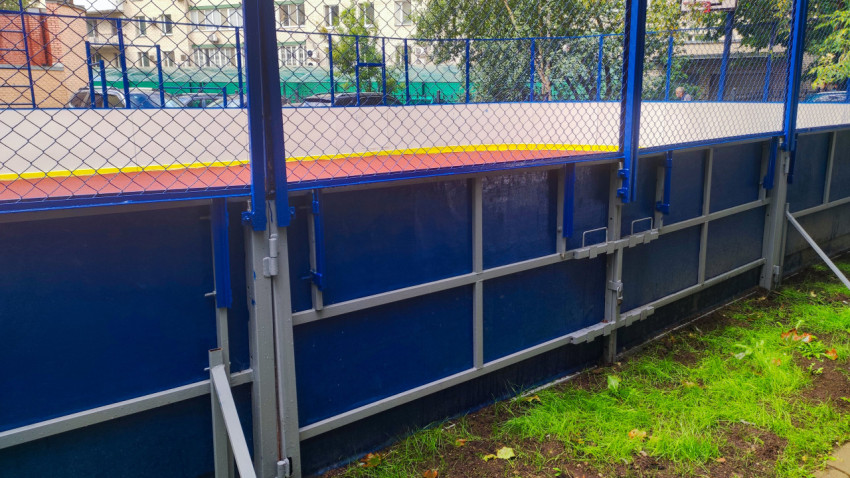 Секция борта и сетки спортивной площадки с замками и креплениями