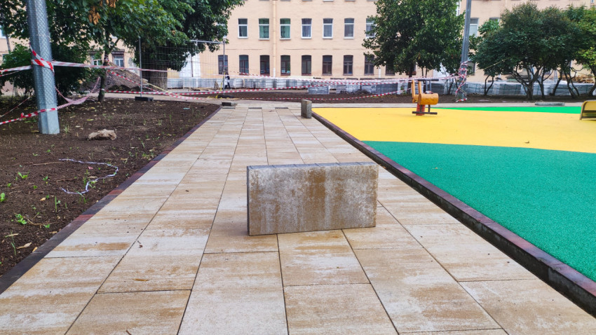Пешеходная дорожка из плитки рядом с детской зоной во дворе