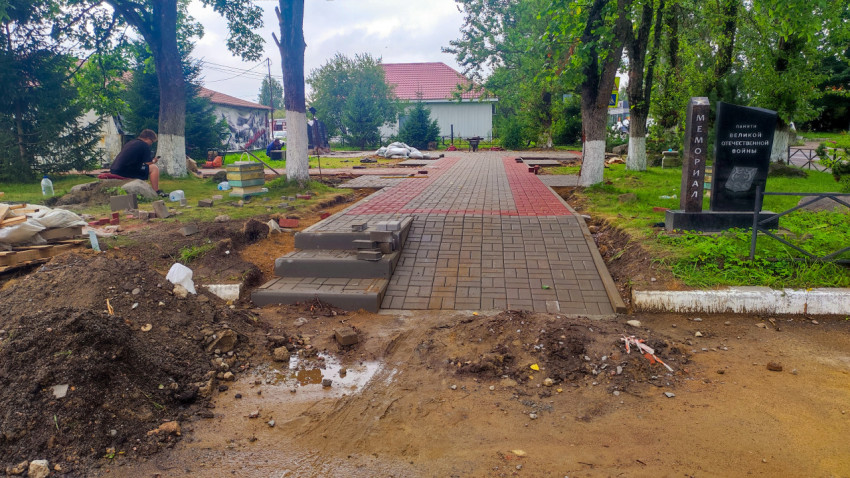Ремонт дорожек у мемориала памяти Великой Отечественной войны