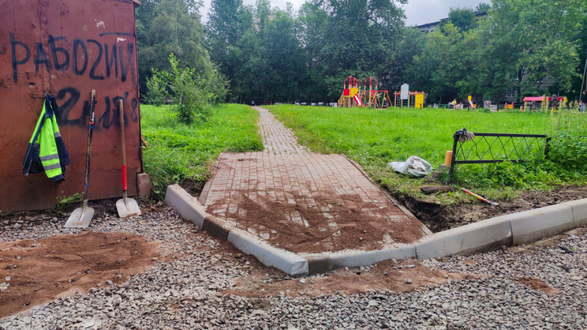 Укладка тротуарной плитки и бордюров рядом со спортивной площадкой во дворе