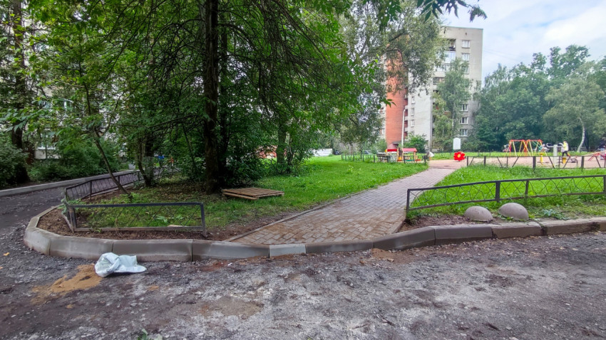 Дорожка из тротуарной плитки, ведущая к спортивной площадке в жилом дворе