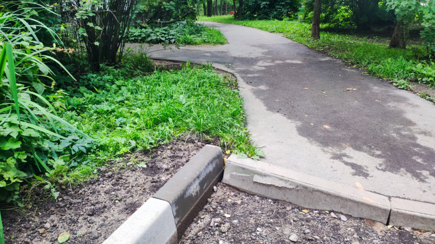 Пешеходные дорожки и бордюрное ограждение в городском парке